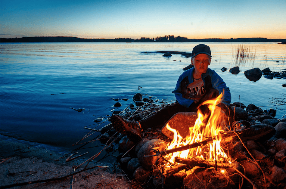 Feuer am See in Finnland