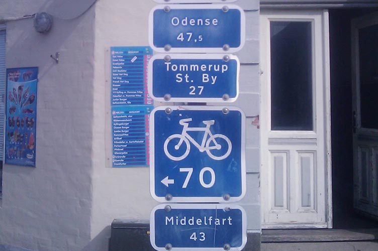 Schilder für Radwege in blau-weiß auf dänisch – das gibts auf Familienurlaub in Dänemark.