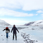 Über das Eis wandern in Island und mit etwas Glück auf einer Nordlichtreise auch Polarlichter sehen.
