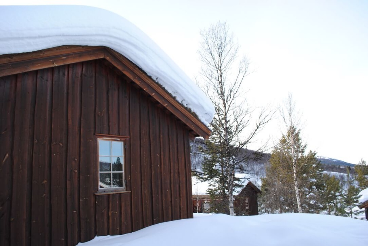 Verschneites Ferienhaus in Norwegen für Skiurlaub.