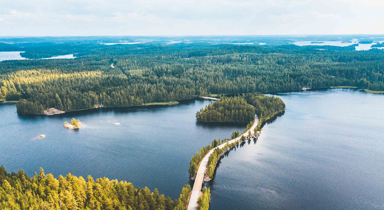Eine weite Seenlandschaft – Eindruck aus einem schönen Finnlandurlaub. 