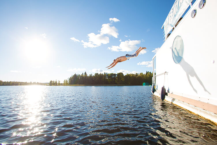 Mit dem Hausboot im Land der 1000 Seen. Familienurlaub in Finnland.
