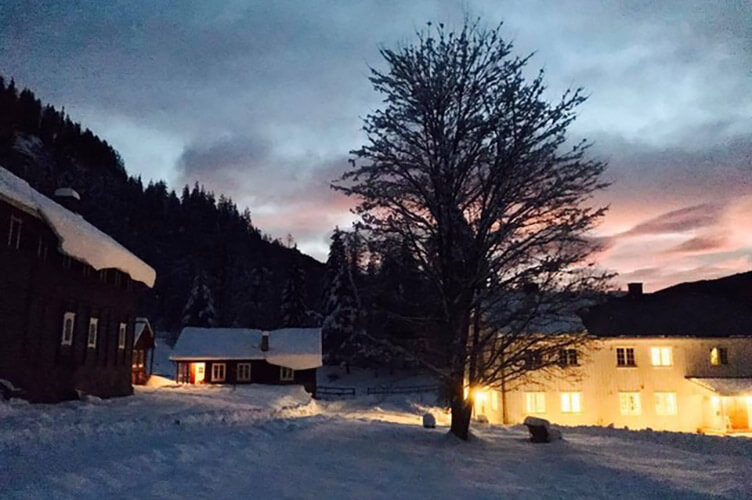 Abendstimmung auf einem Bauernhof in Norwegen im Winter