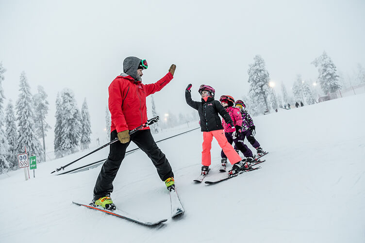 Eine Familie, die im Schnee Ski fährt