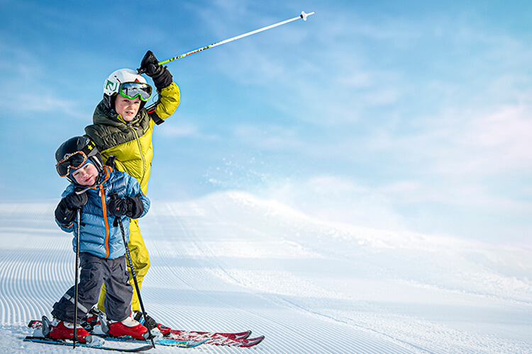 Skiurlaub in Dalarna. Familienfreundliches Skigebiet Stöten in Sälen in den Bergen Mittelschwedens
