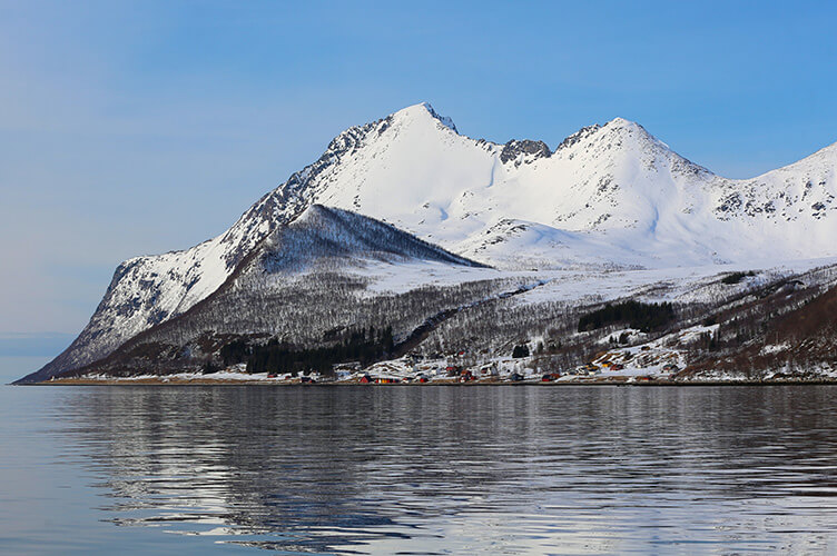 Sonniger Schneetag mit Bergen