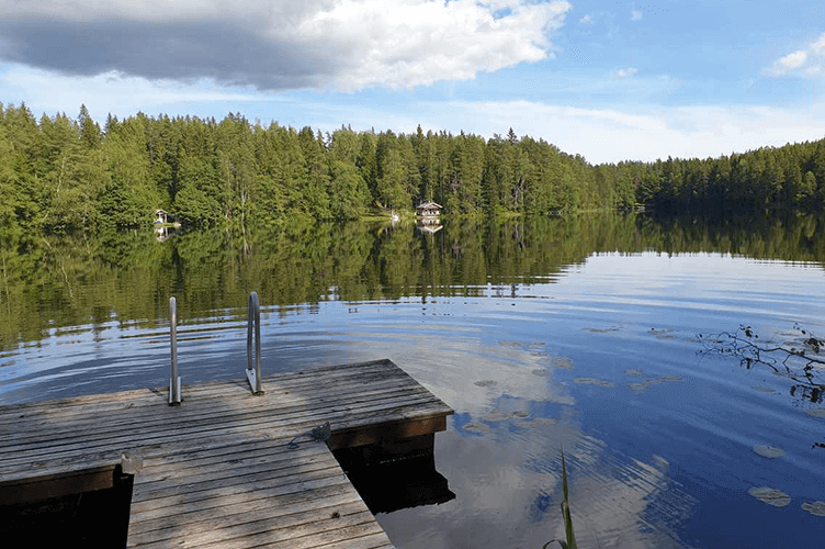 Ein Ferienhaus in Finnland am See mit eigenem Steg. 