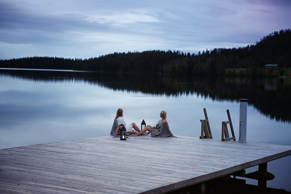 Eine Familie am Steg an einem See in Finnland – Eindruck aus einem Finnlandurlaub.