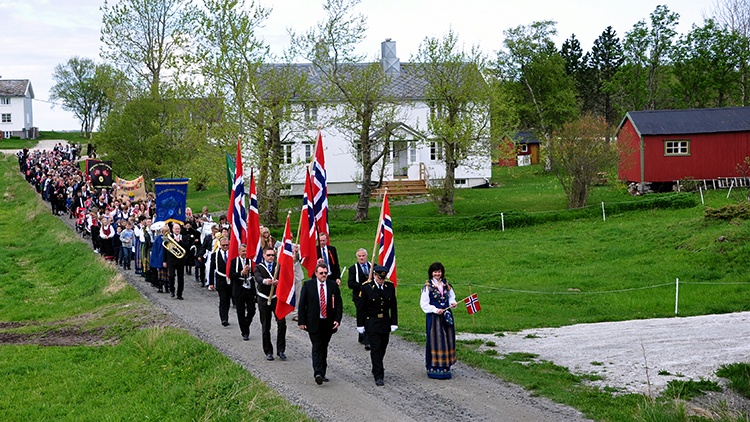 Umzug mit norwegischen Flaggen durch ein Dorf