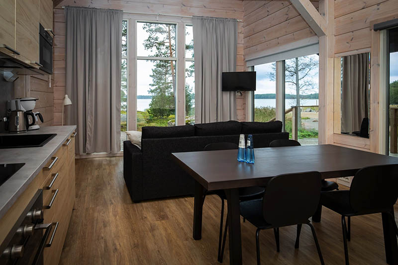 Wohn- und Essbereich eine s Ferienhauses mit Blick in die Natur.
