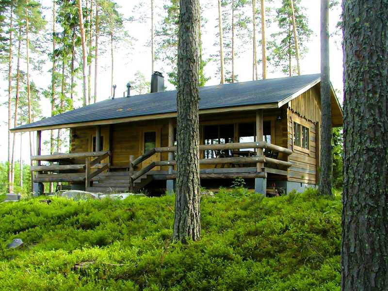 Finnisches Ferienhaus aus Holz im Wald.