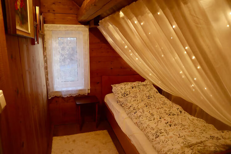 Ein gemütliches Bett unter einer Dachschräge.