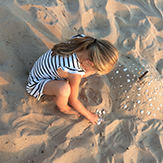 Ein Kind am dänischen Strand.