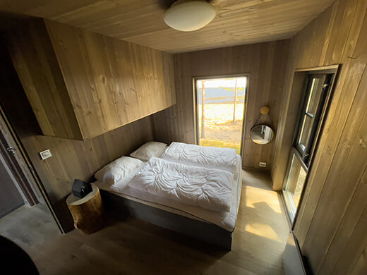 Ein Blick in das Schlafzimmer des Baumhauses.
