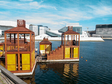 Schwimmende Sauna vor der Oper in Oslo.