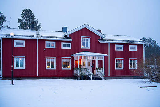 Das weihnachtlich dekorierte Haus im Schnee.
