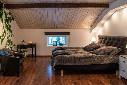 Blick in ein gemütliches Schlafzimmer mit Doppelbett.