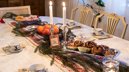 Ein weihnachtlich gedeckter Tisch mit Zimtschnecke