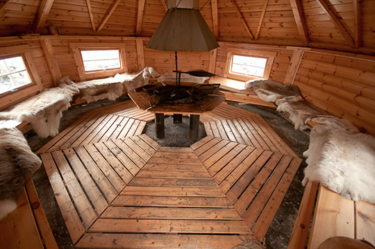 Holzhütte, in der gegrillt werden kann.