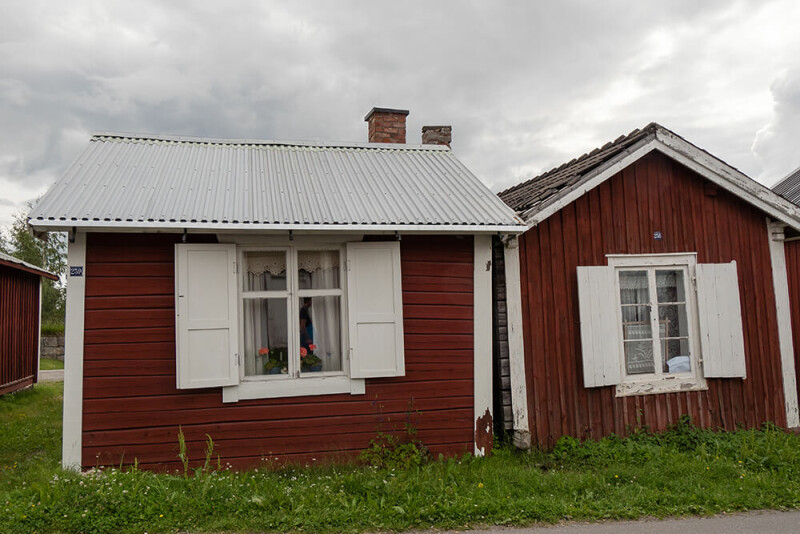 Alte Häuser im Kirchdorf Luleå.