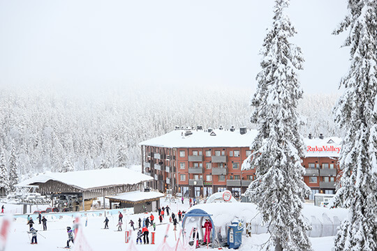 Vor dem Hotel sind viele Skifahrer unterwegs.