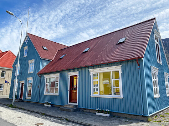 Ein blaues Holzhaus.