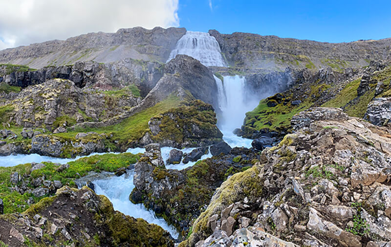 Ein großer Wasserfall schlängelt sich entlang des Berges.