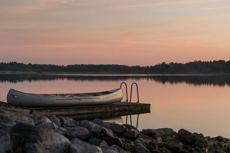 Ein Boot auf einem See im Sonnenuntergang.