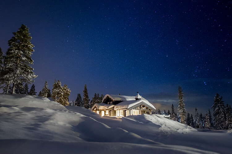 Ein Haus im Winter bei Nacht