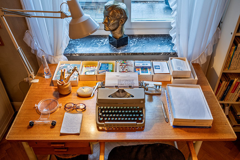 Schreibtisch von oben mit Schreibmaschine und Schreibutensilien