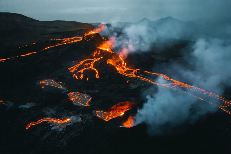 Lava strömt aus einem Vulkan