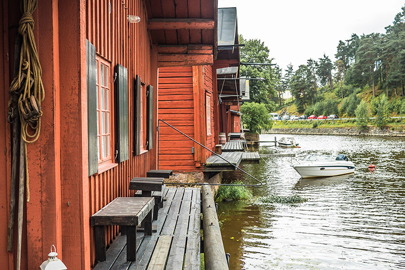 Rote Holzhäuser am Wasser