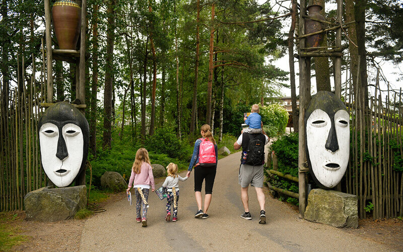 Familie spaziert durch einen Wald