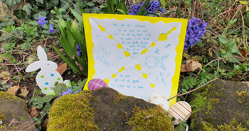 Brief im Garten mit Osterdeko
