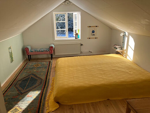 Schlafzimmer mit Dachschrägen und Fenster