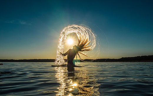 Ein Mädchen im Wasser in der Abendsonne.