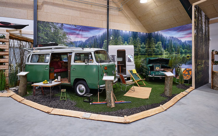 Alter Camper und anderes Camping Equipment in der Outdoor Ausstellung