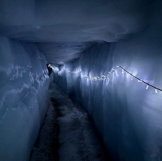 Gletschertunnel beleuchtet mit einer Lichterkette