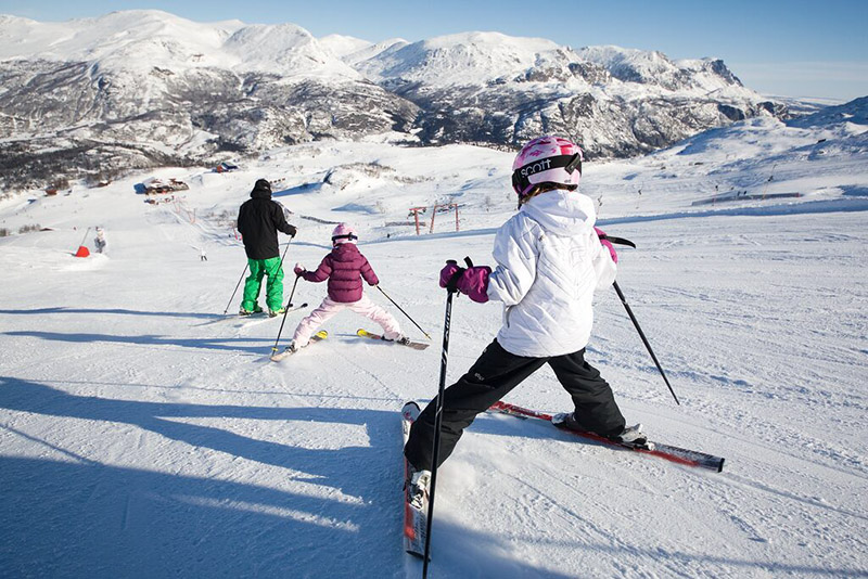 Drei Menschen auf Ski fahren eine Piste herunter