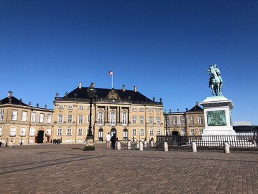 Blick vom Innenhof auf die Reiterstatue und die Gebäude von Amalienborg.