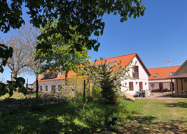 Bauernhof und Pferdekoppel fotografiert vom Hinterhof.