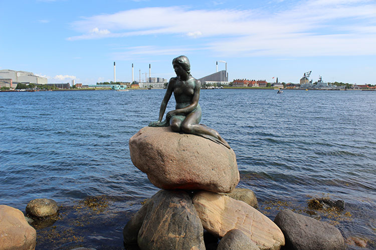 Die Statue der kleinen Meerjungfrau in Kopenhagen.