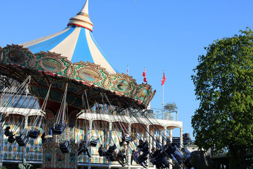 Kettenkarussell dreht sich im Freizeitpark Tivoli.