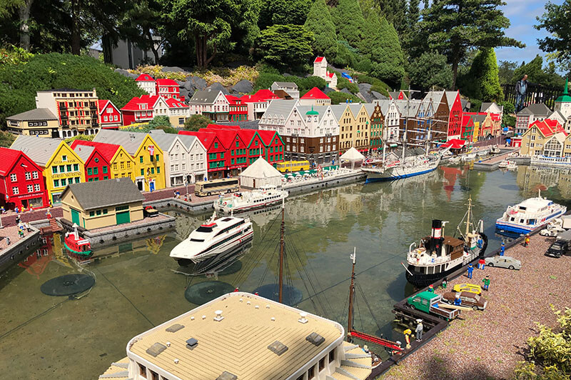 Nachgebaute Hafenstraße im Miniland Lego.