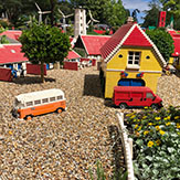 Ein kleines Dorf aus Lego nachgebaut im Legoland.