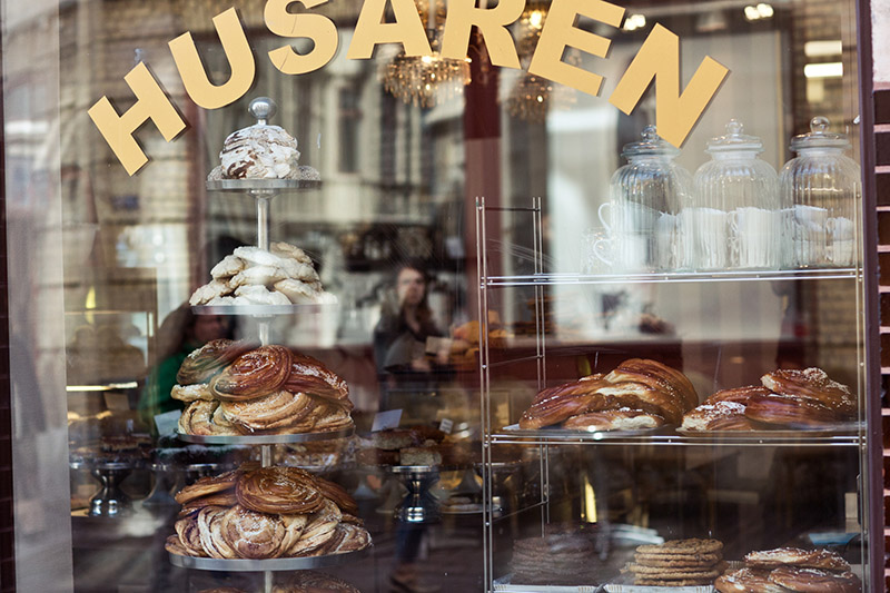 Das Schaufenster des Café Husaren in Göteborg von außen fotografiert.