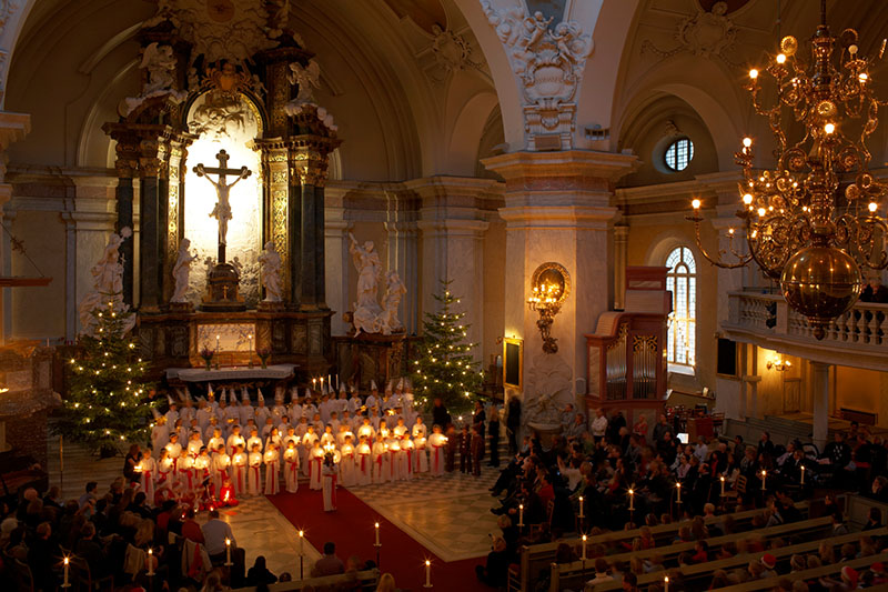 Eine Kirche mit einem Lucia Chor.