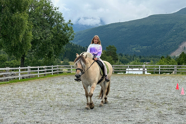 Kind auf einem Pferd im Norwegen Urlaub auf Bauernhof