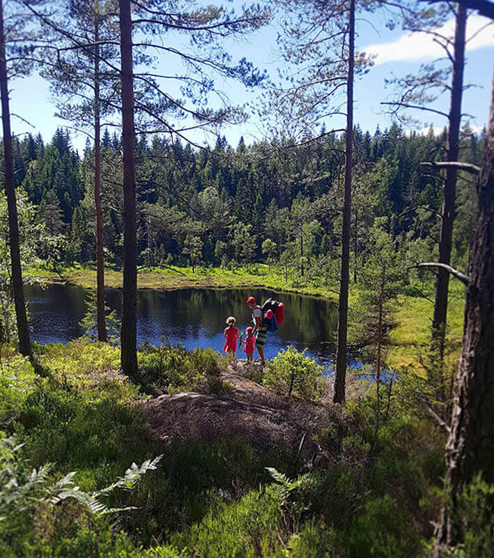 Familie wandert durch ein Naturreservat im Urlaub auf den Schäreninseln