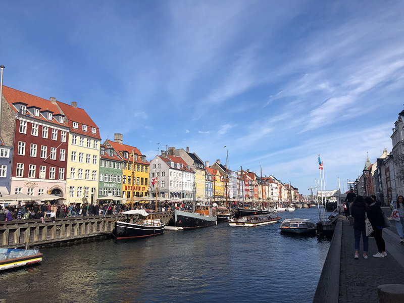Blick auf die Hafenmeile Nyhavn mit den bunten Häusern und dem Kanal